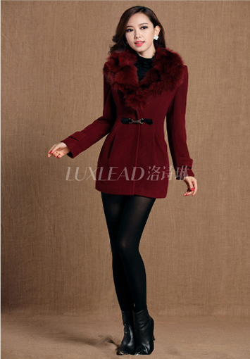 洛诗琳 / 酒红色毛领贵气时尚长袖大衣